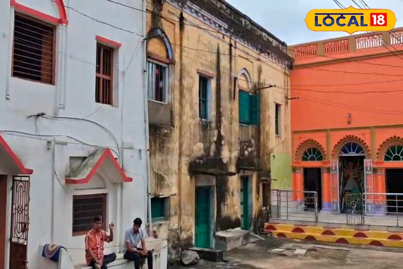 আজও বাঁকুড়া জেলার বিভিন্ন গ্রাম থেকে বহু চাষি, যাদের জমিদারি আমলে 'কোটাল' বলা হত, তাঁরা প্রাচীন প্রথা অনুযায়ী পুজোর শুরুতেই মদনপুরে মায়ের মন্দিরে আসেন। শুরু থেকে শেষ পর্যন্ত তারা দায়িত্ব নিয়ে পুজোর সমস্ত কাজকর্ম করেন। ( ছবি ও তথ্য : দীপিকা সরকার) 