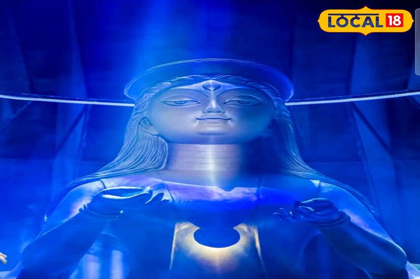 *দমদম পার্ক ভারতচক্র তাদের এ বছর রজত জয়ন্তী পালন করছে। ২৫তম বর্ষে তাদের থিম ‘তন্মাত্র’। আয়োজকদের বক্তব্য, দেবীর চারপাশে তাঁর তন্মাত্র বিরাজমান থাকে, তবে খালি চোখে তা দেখা যায় না। ভক্তি ও অনুভূতির মাধ্যমেই সেই শক্তির উপস্থিতি অনুভব করা সম্ভব।