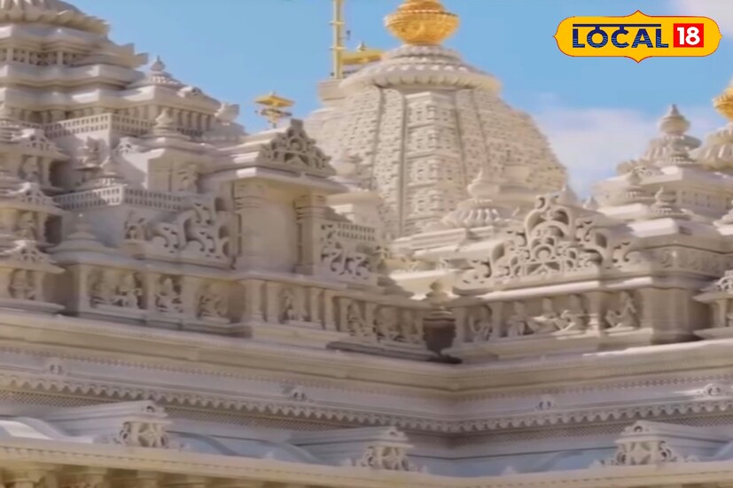 *দমদমের পুজোগুলির মধ্যে অন্যতম সেরা 'শ্রীভূমি'। এ বছর তাদের থিম ‘নিউ জার্সির স্বামীনারায়ণ অক্ষরধাম মন্দির’। সাদা পাথরের মন্দির, সুবিশাল প্রবেশদ্বার আর রাজকীয় কারুকার্য সঙ্গে হাতির মূর্তি দর্শনার্থীদের যেন নিয়ে যাবে বিদেশের মাটিতে।