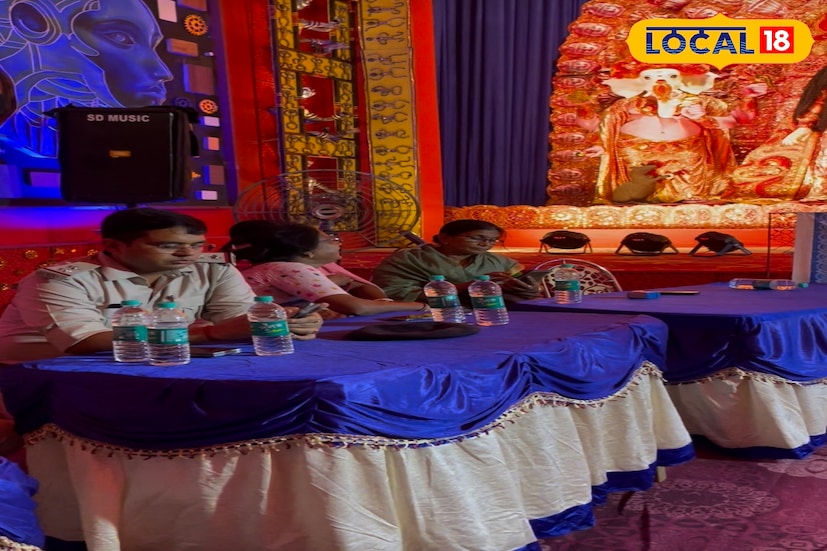 সোনাখালি স্কুলপাড়ার দুর্গোৎসব এখন শুধু স্থানীয়দের নয়, সমগ্র ঘাটাল মহকুমা ও আশেপাশের এলাকার দর্শনার্থীদের কাছেও বিশেষ আকর্ষণ হয়ে উঠেছে। (ছবি ও তথ্যঃ মিজানুর রহমান)