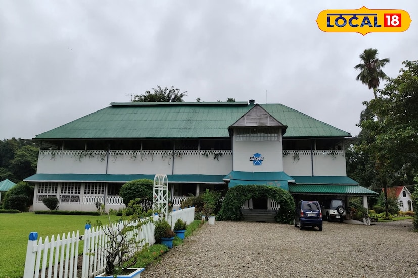 পুজোর মরশুমে ভ্রমণে বাড়তি মাত্রা আনবে প্রকৃতির কোলে হেরিটেজ বাংলো। গরুমারা জাতীয় উদ্যানের একেবারে বিপরীতে মূর্তি নদীর ধারে দাঁড়িয়ে আছে শতাব্দী প্রাচীন ‘হেরিটেজ বড় বাংলো’। ১৮৪১ সালে প্রতিষ্ঠিত বড়দিঘি চা বাগানের ঐতিহ্যের সাক্ষী এই বাংলো আজও দৃষ্টি কাড়ে। বাগানঘেরা পরিবেশে দাঁড়িয়ে এই বাংলো যেন ইতিহাসের এক জীবন্ত দলিল।সুন্দর স্থাপত্য পর্যটকদের টানে বারবার। এখানে এলে সময় যেন ধীরে ধীরে পিছিয়ে যায় ব্রিটিশ আমলের স্মৃতিতে। 