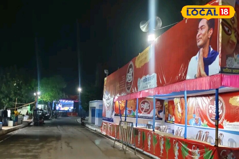 কলকাতা থেকে মাত্র ৫৪ কিলোমিটার দূরত্বে রয়েছে রায়চক। ডায়মন্ড হারবার থেকেই সহজে যাওয়া যায় এই রায়চকে। ট্রেনে করে আসলে ডায়মন্ড হারবারে নেমে এখানে যেতে হবে। নাহলে কলকাতা থেকে সরাসরি গাড়ি নিয়েও আসা যায়।