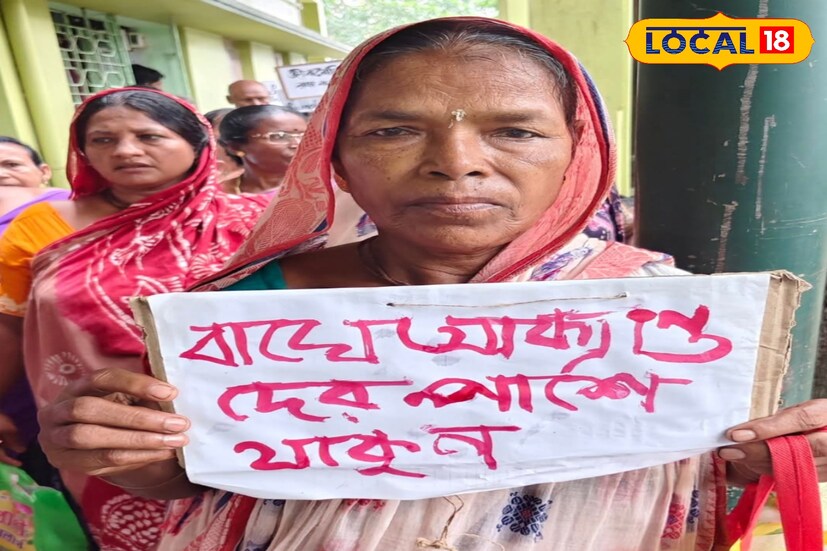 স্বামী বা অন্য পরিজনের মৃত্যুর পরে অনেকেই সংসার বাঁচানোর জন্য সেই জঙ্গলের পথই বেছে নিয়েছিলেন। তাঁদের নানা ভাবে বুঝিয়ে, বিকল্প পেশার হদিস দিয়ে, আর্থিক সাহায্য করে জঙ্গলের পথ থেকে সরিয়ে আনার চেষ্টা চালাচ্ছেন এই বেসরকারি সংস্থার সদস্যরা। (তথ্য ছবি সুমন সাহা)