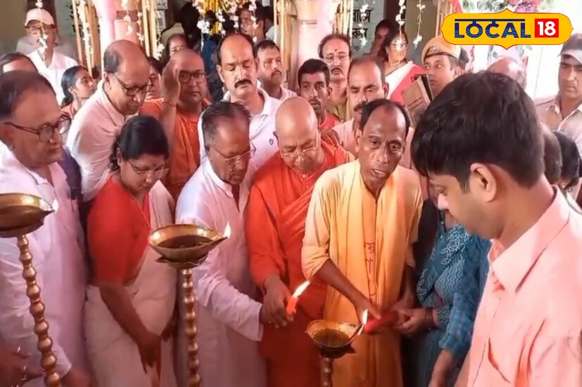 এদিনের ঘট উত্তোলন উপলক্ষ্যে শোভাযাত্রায় অংশ নেন অগণিত ভক্তরা।শোভাযাত্রায় অংশগ্রহণ করেন, জেলাশাসক আয়েশা রানী এ. পুলিশ সুপার সায়ক দাস ,বর্ধমান দক্ষিনের বিধায়ক খোকন দাস,বর্ধমান পুরসভার পুরপতি পরেশ সরকার সহ অন্যান্যরা।