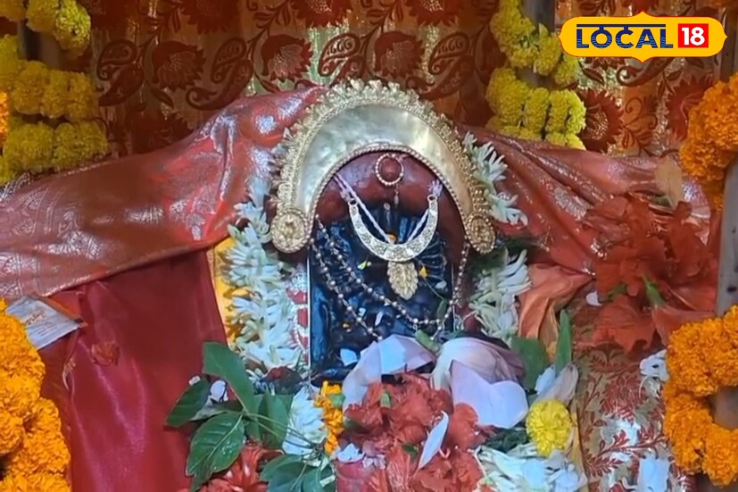 এখানে দেবী কষ্টিপাথরের, অষ্টাদশভূজা সিংহবাহিনী। রুপোর সিংহাসনে মা আসীন।আগে সন্ধি পুজোয় কামান দাগা হতো। মেষ, মহিষ ও ছাগ বলি হতো। বর্তমানে আর হয় না। সন্ধিপুজোয় কামানের আওয়াজ শুনে আশেপাশের সমস্ত জমিদার বাড়িতে সন্ধিপুজো শুরু হতো। নবমীতে হয় নবকুমারীর পুজো। তবে স্বাভাবিক ভাবে সর্বমঙ্গলা মন্দিরের পুজোকে ঘিরে আনন্দে মতোয়ারা বর্ধমান বাসী। সকাল থেকেই মহিলারা নতুন পোশাকে হাজির হন সর্বমঙ্গলা মায়ের মন্দিরে।
