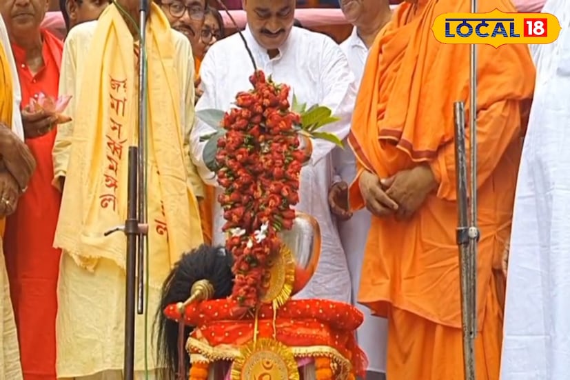 রাজ আমলের প্রথা মেনে ,বর্ধমান মহারাজার প্রতিষ্ঠিত দেবী মা সর্বমঙ্গলা মন্দিরের ঘট উত্তোলনের মাধ্যম দিয়ে বর্ধমানে শুরু হয়ে গেল দুর্গাপুজো।মহালয়ার পরের দিন প্রতিপদে রূপোর ঘটে কৃষ্ণসায়ের থেকে জল ভরে ঘোড়ার গাড়িতে করে ঘট নিয়ে বাদ্যযন্ত্র সহকারে শোভাযাত্রা করে মন্দিরে আনা হয়। (চিত্র ও তথ্য সূত্র: সায়নী সরকার)