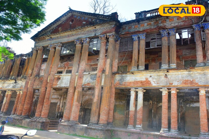 ৩৫০ বছর আগে গৌরসুন্দর চৌধুরী ও দ্বারকানাথ চৌধুরীর হাতে তৈরি হয়েছিল এই রাজবাড়ি। এখন যদিও পেশাগত কারণে রাজ উত্তর সূরীরা থাকেন অন্যত্র। একসময় রাজপ্রাসাদের আনাচেকানাচে ছড়িয়ে ছিটিয়ে থাকতো রাজকীয় বৈভব। কিন্তু, আজ সে বিবর্ণ। নিষ্ঠুর কাল কেড়ে নিয়েছে তার যৌবন। 