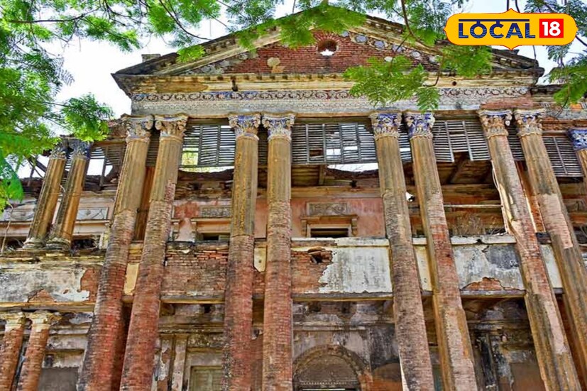 পুজোর জন্যই তারা সুদূর কলকাতা থেকে নিমতিতা আসেন। এখনও একচালার দেবী প্রতিমা তৈরি হয়। প্রতিমা শিল্পীও বংশানুক্রমিক ভাবে এই কাজ করে আসছেন। বারোয়ারি পুজো যতই হোক আজও এখানে রাজবাড়ির প্রতিমাদর্শন ছাড়া পুজো অসম্পূর্ণ। ইতিহাসের পাতা যেভাবে জীর্ণ হয়ে যায় ঠিক সেভাবেই কালের গর্ভে চলে যেতে বসেছে মুর্শিদাবাদের গৌরব নিমতিতা রাজবাড়ি। 