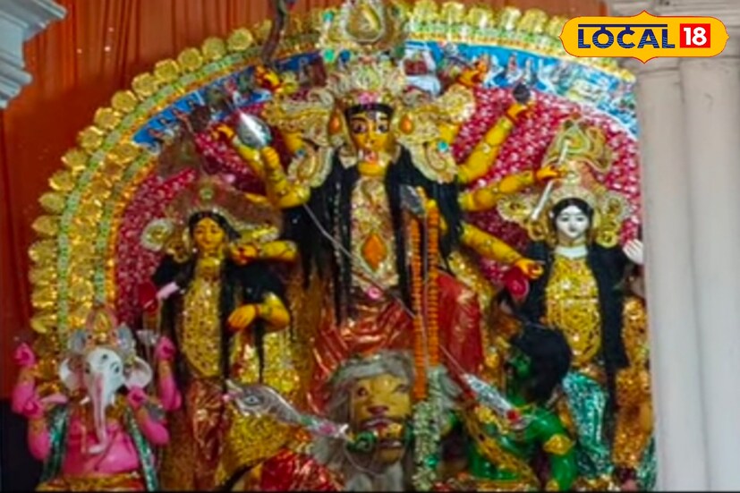 এই বাড়ির এক পাশে রয়েছে ঠাকুর দালান। এখন কোনও রকমে চলছে পুজোর কাজ। সেই পুরনো জাঁকজমক আজ না থাকলেও পুজো কিন্তু চলে আসছে একই নিয়ম নিষ্ঠা মেনে। এই অঞ্চলে এক সময় একমাত্র রাজবাড়িরই পুজো হত। ১০১ঢাক সহযোগে পূজো সুচনা করা হত ।সেখানে অংশ নিত গ্রাম ছাড়িয়ে দূরদূরান্তের মানুষও। 