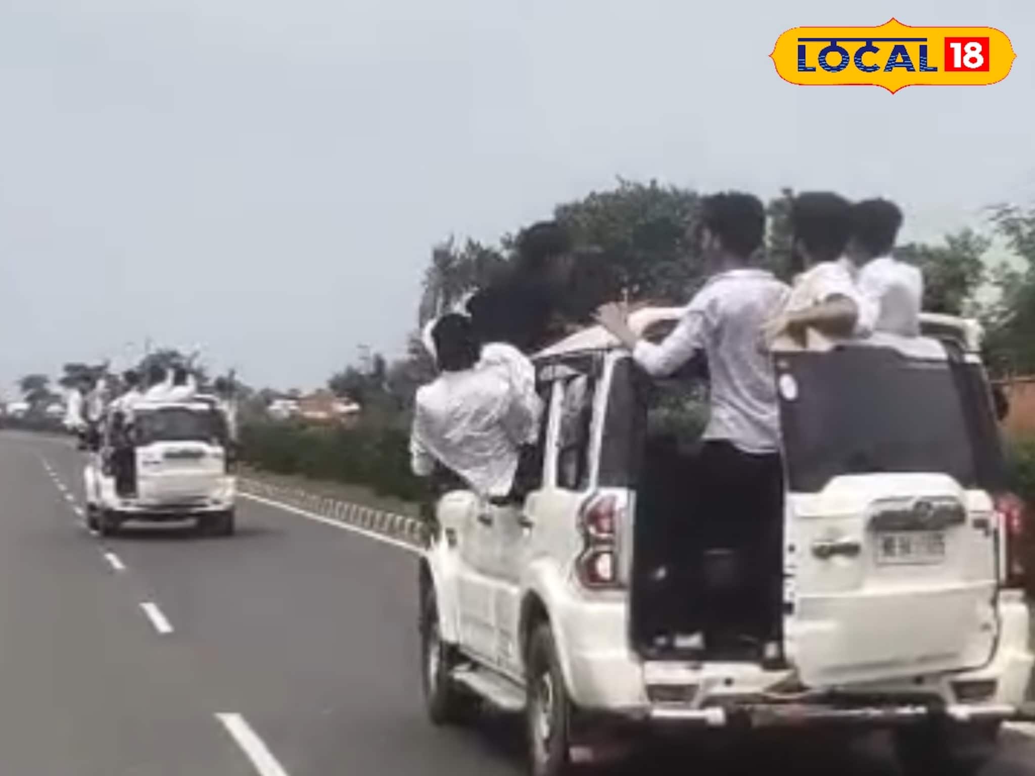 পরীক্ষা শেষ হতেই গাড়ির বাইরে ঝুলে ছাত্রদের উদ্দাম নাচ, তুমুল উচ্ছ্বাস... ঝড়ের গতিতে ভাইরাল ভিডিও