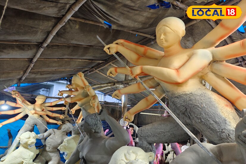 এদিকে আবহাওয়ার খামখেয়ালি ভাব আরও চিন্তার কারণ হয়ে দাঁড়িয়েছে। কখনও আকাশের মুখ ভার, কখনও ঝমঝমিয়ে বৃষ্টি—ফলে প্রতিমা শুকোতে পারছে না সময়মতো। যার ফলে প্রতিমার কাজে বাধা আসছে প্রতিনিয়ত। এই পরিস্থিতি নিয়ে চিন্তায় পড়েছেন মৃৎশিল্পীরা।