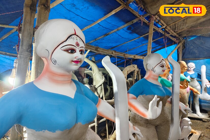 কুমোরটুলির প্রতিমা শিল্পী সাগর আদক জানিয়েছেন, “প্রতিমা তৈরির কাজ প্রায় শেষ পর্যায়ে। শেষ মুহূর্তের প্রস্তুতি চলছে পুরোদমে। তবে বারবার বৃষ্টি নামায় সমস্যা হচ্ছে। প্রতিমা শুকোতে দেরি হচ্ছে, কাজের গতি কমে যাচ্ছে।” তার কথাতেই স্পষ্ট, আবহাওয়ার এই অনিশ্চয়তা শিল্পীদের জন্য বড় সমস্যা হয়ে দাঁড়িয়েছে।