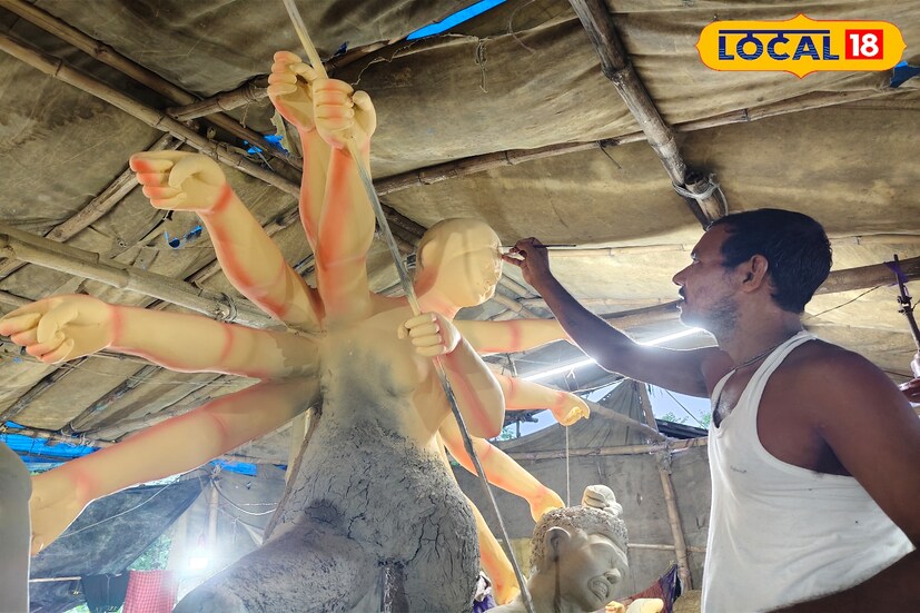 আর মাত্র হাতে গোনা কয়েকটা দিন, তারপরেই শুরু হতে চলেছে বাঙালির শ্রেষ্ঠ উৎসব দুর্গাপুজো। প্রতিটি মহল্লা, পাড়ায় পুজোর সাজসজ্জা থেকে শুরু করে প্রতিমা গড়ার কাজে চলছে জোর কদমে প্রস্তুতি। কুমোরটুলিতে এখন ব্যস্ততার চরম মুহূর্ত। দিন-রাত এক করে প্রতিমা গড়ার কাজে ব্যস্ত শিল্পীরা। (ছবি ও তথ্য: মিজানুর রহমান)