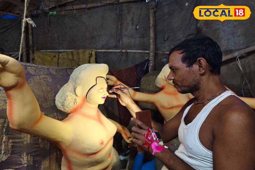 শুধু শিল্পীরাই নয়, চিন্তায় রয়েছেন পুজো উদ্যোক্তারাও। প্রতিমা সময়মতো না পৌঁছলে পুজোর আয়োজন ব্যাহত হতে পারে—এই আতঙ্ক তাড়া করছে তাদের। উদ্যোক্তাদের বক্তব্য, “প্রতিমা যদি সময়মতো না আসে, তবে সাজসজ্জা ও উদ্বোধনের সময়সূচি সব এলোমেলো হয়ে যাবে।”