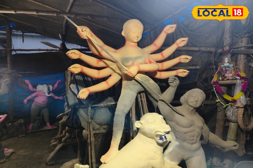 পশ্চিম মেদিনীপুর জেলার দাসপুর থানার বৈকন্ঠপুর অস্থল মোড় এলাকায় চলছে প্রতিমা গড়ার শেষ মুহূর্তের কাজ। এলাকাজুড়ে প্রতিমা শিল্পীদের এখন ব্যস্ত সময়। প্রতিটি মণ্ডপে সঠিক সময়ে প্রতিমা পৌঁছে দেওয়ার জন্য দিনরাত এক করে কাজ করছেন শিল্পীরা। কখনও খড়কুটো পুড়িয়ে, আবার কখনও অন্যভাবে ম্যানেজ করছেন মৃৎশিল্পীরা।