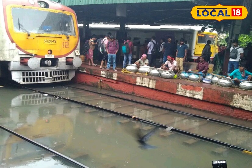 কাকদ্বীপ, দক্ষিণ ২৪ পরগনা, নবাব মল্লিক: ভারী বৃষ্টির জেরে বিপর্যস্ত দক্ষিণ ২৪ পরগনা। বজ্রবিদ্যুৎ সহ টানা ভারী বৃষ্টিতে দুর্ভোগ চরমে। গতকাল রাত থেকে শুরু হওয়া ভারী বৃষ্টি আজ সকালেও অব্যাহত। বৃষ্টির জেরে শিয়ালদহ দক্ষিণ শাখায় ট্রেন চলাচলের সমস্যা হচ্ছে। ছবি ও তথ্য: নবাব মল্লিক 