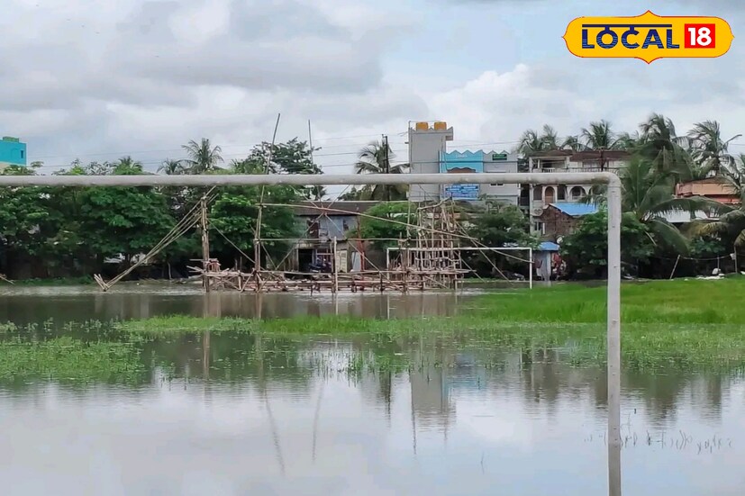 এদিকে মহালয়ার পর থেকে জেলার বিভিন্ন প্রান্তে দুর্গাপুজোর উদ্বোধন শুরু হলেও টানা বৃষ্টির কারণে বিঘ্ন ঘটছে প্রস্তুতিতে। অনেক পুজো মণ্ডপে কাজ অসম্পূর্ণ রয়ে গেছে। ফলে উদ্যোক্তাদের কপালে চিন্তার ভাঁজ পড়েছে। 
