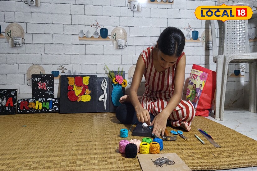*পশ্চিম মেদিনীপুরের বেলদার সুভাষপল্লির বাসিন্দা মোনালিসা দাস। বেশ কয়েক মাস ধরে সে বাড়িতে পড়াশোনো এবং অন্যান্য কাজের অবসরে তৈরি করছে এই হ্যান্ডমেড আইটেম। প্লাইবোর্ড, পেরেক এবং রঙিন সুতো দিয়ে নেমপ্লেট, বিভিন্ন ধরনের ছবি, কাস্টমাইজ বিভিন্ন জিনিস তৈরি করছে সে। প্লাইয়ের উপর বিভিন্ন ডিজাইনে পেরেক পুঁতে তার উপর রঙিন সুতো দিয়ে স্টিচের মধ্য দিয়ে ফুটিয়ে তুলছে বিভিন্ন ছবি। কখনও ডলফিন, কখনও ফুলদানি, আবার বিভিন্ন নামও কাস্টমাইজ করে দিচ্ছে।