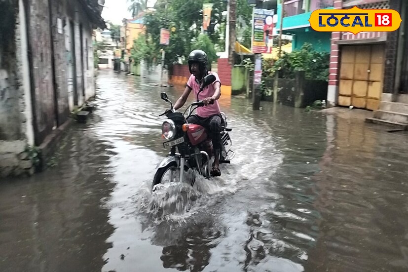 রাস্তাঘাট তো বটেই, বিভিন্ন এলাকায় বাড়িতেও ঢুকে পড়েছে বৃষ্টির জমা জল। জলযন্ত্রণায় অতিষ্ঠ শহরবাসী। নিম্নচাপের টানা বৃষ্টিতে কার্যত বেহাল অবস্থা শহরের। তমলুক শহরের ১, ৫, ৮, ১৮, নম্বর ওয়ার্ড সহ অন্যান্য এলাকার নিম্নচাপের বৃষ্টিতে জলমগ্ন।  (ছবি ও তথ্য: সৈকত শী)