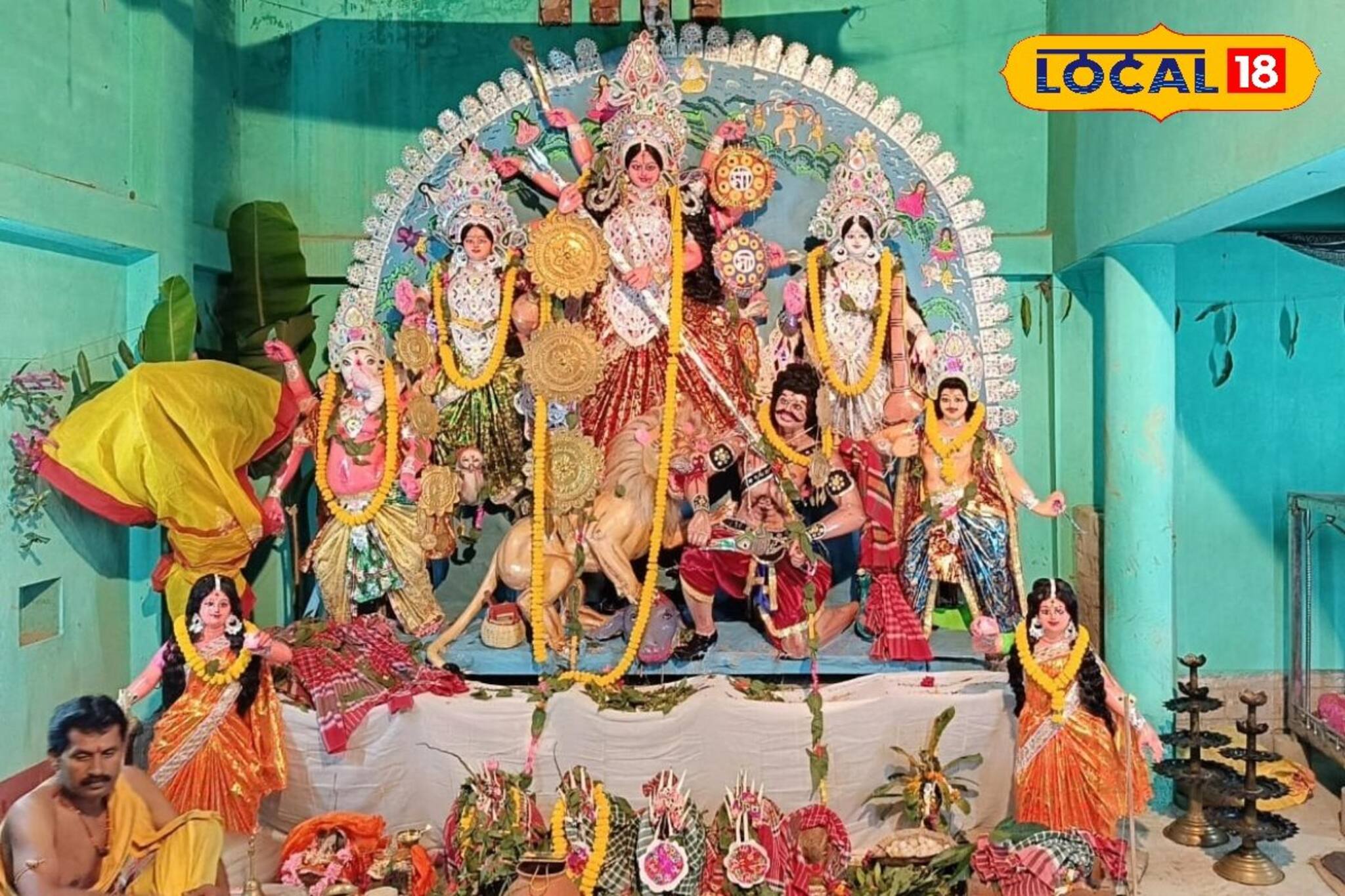 দশমীতে চিড়ে-দইয়ের পান্তা, ঝিঙে পোড়া আর...মানস ভুঁইয়ার বাড়ির পুজোর ভোগে কী কী থাকে?