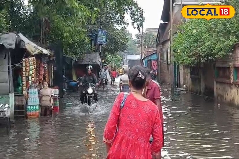মঙ্গলবার সকাল থেকে জেলা জুড়ে দুর্ভোগের ছবি। শহর কলকাতার পাশাপাশি জলে ভাসছে হাওড়া শহরের বিভিন্ন এলাকা। এই অতি বৃষ্টিতে নাজেহাল সাধারন মানুষ। সমস্যায় পুজো উদ্যোক্তা থাকে মৃৎ শিল্পী। অন্যদিকে দুশ্চিন্তার কালো মেঘ ব্যবসায়ীদের কপালে। এখনও বাকি পুজো শেষ মুহূর্তের বেচা-কেনা। 