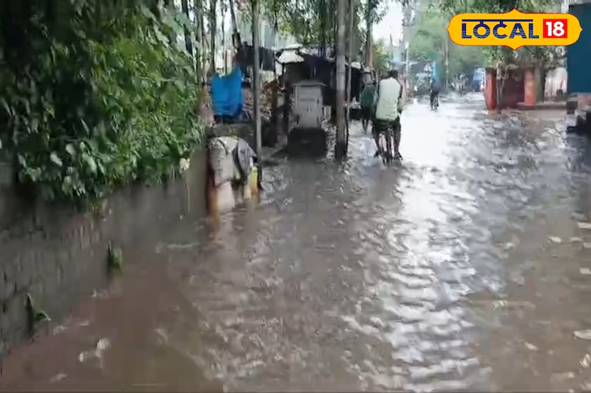 পাকা ধানে মই এর মত অবস্থা জেলার পুজো উদ্যোক্তাদের কাছে। গত কয়েক মাস ধরে তিলে তিলে মণ্ডপ সজ্জা ও প্রতিমা তৈরীর কাজ এগিয়ে এসেছে। এতদিন বৃষ্টি নামলে কাজ বন্ধ, আর বৃষ্টি থামলে পুনরায় কাজ শুরু। এভাবেই এগিয়েছে মণ্ডপে মণ্ডপে কিন্তু আর সেই উপায় নেই। রাতারাতি কোথাও এক হাঁটু কোথাও পা-পাতানি জল, আবার কোথাও বা তার থেকে বেশি জল জমেছে। অন্যদিকে মাথার উপর কালো মেঘ। আবহাওয়া দফতর জানিয়েছে দক্ষিণবঙ্গের জেলাগুলিতে ভারী থেকে অতি ভারী বৃষ্টির পূর্ব আভাস ফলে দুশ্চিন্তা বেড়েছে। 