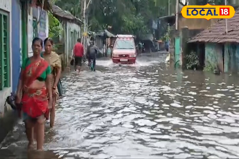 হাওড়া, রাকেশ মাইতি: এ যেন মেঘ ভাঙা বৃষ্টি! এক রাতেই ছবি বদল হাওড়া'র। দেবীপক্ষের শুরু হয়েছে কেনাকাটা থেকে পুজো প্রস্তুতি সর্বোচ্চ চূড়ান্ত পর্যায়ে পৌঁছেছে। এমন অবস্থায় প্রবল বৃষ্টিতে ভাসছে শহর, দুর্ভোগ শহরবাসীর। অন্যদিকে পুজা প্রস্তুতিতে বেড়েছে সমস্যা।