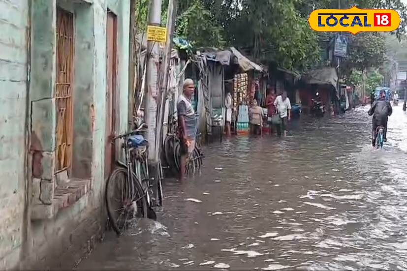 এবার বর্ষার শুরু থেকে বৃষ্টির দাপট চলছেই। বৃষ্টির পূর্ব আভাস ছিলই, কিন্তু মহালয়ার আগে পর্যন্ত বেশ কিছুদিন রোদ ঝলমোল আকাশ বেশ কিছুটা স্বস্তি দিয়েছিল মানুষকে। তাতে পুজো প্রস্তুতির কাজেও অনেকটা স্বস্তি মিলেছে। একদিকে যেমন মণ্ডপ সাজা অন্যদিকে মৃৎশিল্পালয়ে স্বস্তির ছবি ধরা পড়েছে। সোমবার পর্যন্ত সেই ছবি বজায় থাকলেও হঠাৎ মঙ্গলবার সকালের আলো ফুটতে অস্বস্তি ছবি। জল থৈথৈ এলাকা। 