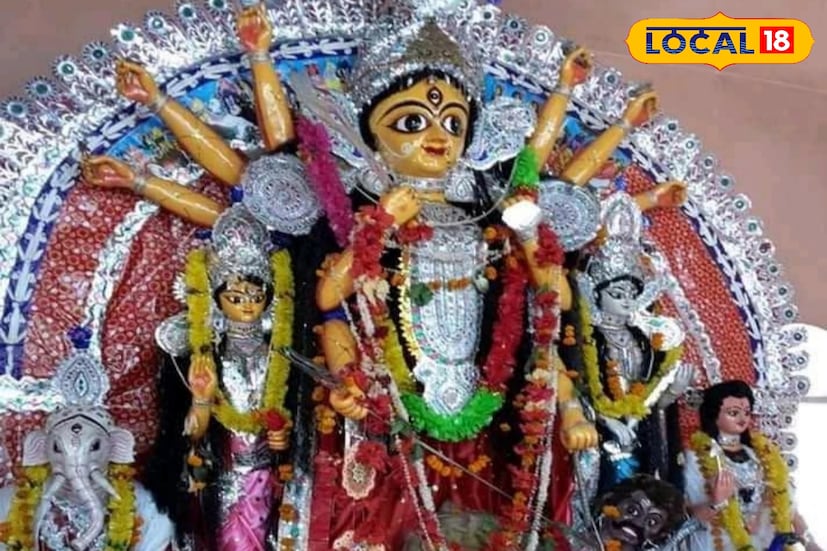 পরিবারের অষ্টম পুরুষ স্বপন বন্দোপাধ্যায় বলেন, ষোড়শ শতাব্দীতে আমাদের পুজোর শুরু হয়। অযোধ্যা থেকে আগত পুরোহিত আমরা। বল্লাল সেনের কাছ থেকে জায়গা পায় আমরা। তিনটি মহলার অধিকার পায় আমরা। মোট ৪৭০০ বিঘার সম্পত্তি ছিল আমাদের। আমাদের পুজোর এখনও কিছু রেওয়াজ আছে। ছবি ও তথ্যঃ তন্ময় মন্ডল। 