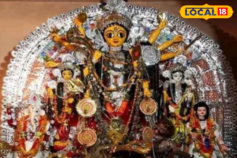 কথিত আছে, একবার পুজোর আগে ভয়াবহ বন্যায় সব ভেসে যায়। প্রজারা কোনও কর দিতে পারেননি। সেবার পুজো করার সামর্থ্য ছিল না বন্দ্যোপাধ্যায় পরিবারের। লক্ষ্মী জনার্দনপুরে কাউনের চাল হয়েছে। সেই চালের ভোগ দিয়েই পুজো হবে। সঙ্গে থাকবে কাঁঠাল, ডাঁটা ও গঙ্গার ইলিশ মাছ। কাউন বা কোদার চাল খেয়েছিল বলেই এই পরিবারের দুর্গা কোদাখাকি নামেই পরিচিত। ছবি ও তথ্যঃ তন্ময় মন্ডল। 