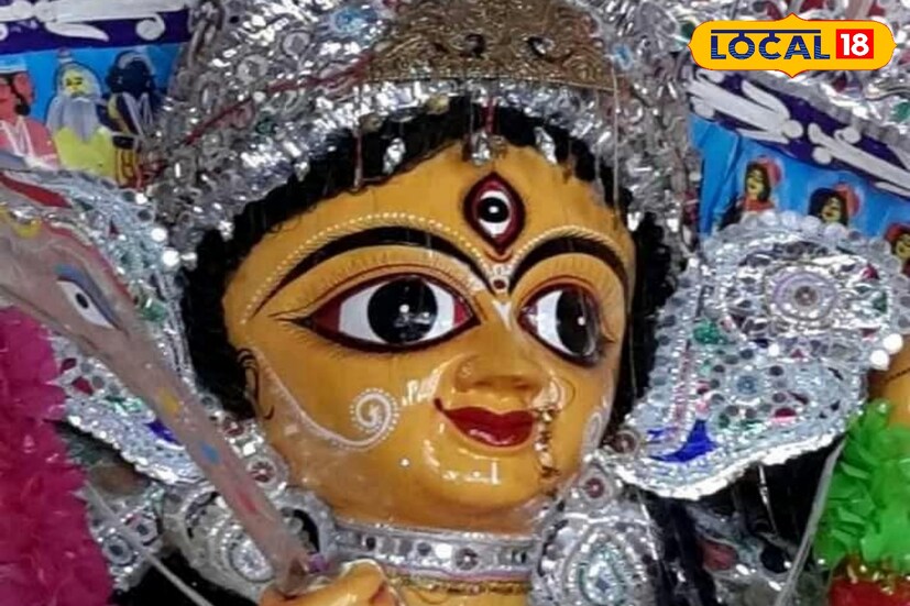 মায়ের ভোগে কাউনের চাল আবশ্যিক। সেখান থেকে নাম কোদাখাকি। সন্ধ্যায় কোনও আরতি হয় না। সন্ধিপুজোর সময় কোনও সময় দেখা হয় না। প্রদীপের শিখা ঠিক উত্তর থেকে দক্ষিণ দিকে ঘুরলে তখনই সন্ধিপুজো শুরু হয়। এমনকি এখানে কারওর অঞ্জলি দেওয়ার রীতি নেই। ছবি ও তথ্যঃ তন্ময় মণ্ডল। 