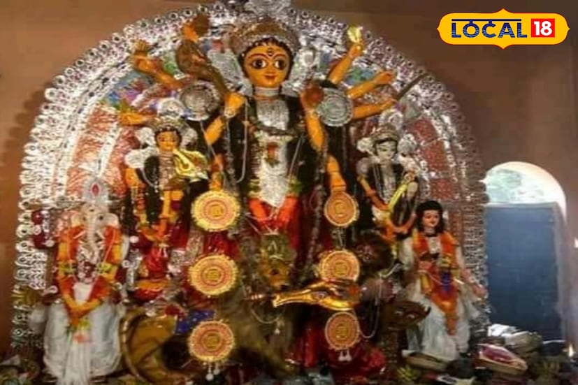 রঘুনাথগঞ্জ, তন্ময় মণ্ডল: মুর্শিদাবাদের রঘুনাথগঞ্জের লক্ষ্মী জনার্দনপুরের বহুরা গ্রামের বন্দ্যোপাধ্যায় পরিবারের পুজো আজও সাম্প্রদায়িক সম্প্রীতির অন্যতম নজির। কথিত আছে, প্রায় ৬০০ বছরের প্রাচীন কোদাখাকি দুর্গাপুজো। ১৪ দিন আগে ঘট বসিয়ে চণ্ডীপাঠ করে পুজো শুরু হয়। 