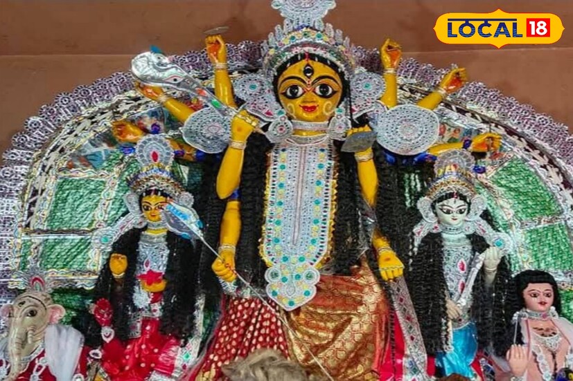 প্রতি বছর দেবীর প্রতিমা তৈরির সময় প্রতিমাকে একটি করে শাঁখা ও নোয়া দিয়ে গিয়েছিলেন তিনি। দেবীর গায়ে মাটি পড়লে তখনই শাঁখা এবং নোয়া পড়িয়ে দেওয়া হতো। পরবর্তীতে কোনও না কোনও পরিবার দেবীর কাছে কিছু না কিছু দান করছেন। ছবি ও তথ্যঃ তন্ময় মন্ডল। 