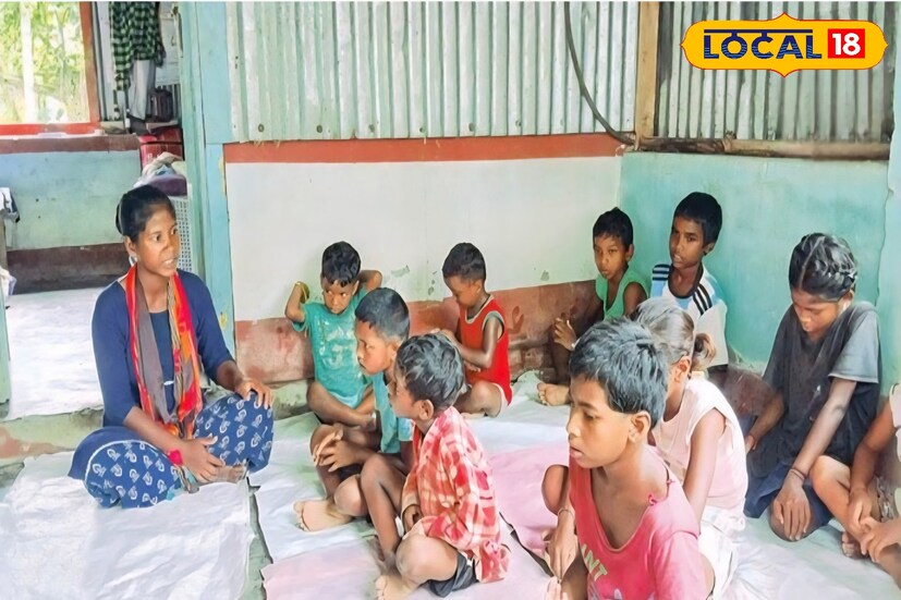 বন্যপ্রাণ অধ্যুষিত গরুমারার শেষ সীমান্তে ভেলোরডাঙ্গা বন বস্তির কলেজ ছাত্রী কুসুম মুন্ডা বন বস্তির কচিকাচাদের কাছে দেবী দুর্গা!হাতি, লেপার্ড সহ বন্যপ্রাণের ভয়েই স্কুল বন্ধ হওয়ার জোগাড় ভেলোরডাঙ্গায়! বনবস্তির খুদেরা স্কুলের বদলে তাই কুসুমদিদির পাঠশালায় ভরসা খুঁজে পেয়েছে। কুসুম তাদের পড়াশুনো জারি রাখতে বারান্দায় পাটি পেতে চালু করেছেন কুসুমের পাঠশালা। 