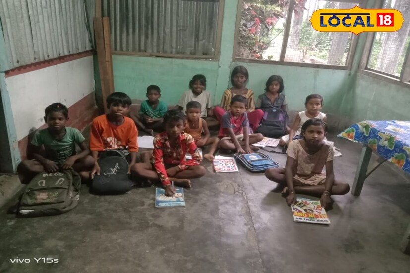 প্রতিদিন বিকেলে ৪টে থেকে কুসুমের বাড়িতে দলবেঁধে পড়তে আসে সঞ্জনা, পরি, উদ্দীপরা। সকলেই প্রথম থেকে চতুর্থ শ্রেণীতে পড়ে। এখানকার খুদে ছেলেমেয়েরা দু’-তিন কিমি দূরের মধ্যে রামশাই বা কালীপুর প্রাথমিক বিদ্যালয়ে পড়ে। জঙ্গলের পথে হাতি-চিতাবাঘের ভয়ে স্কুলে যাওয়া প্রায় হয় না।