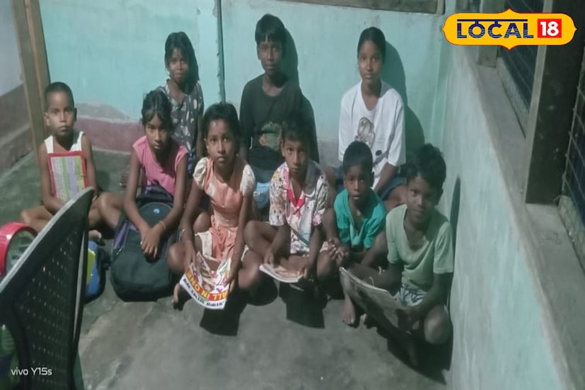 অনেক সময় পথেই দাঁড়িয়ে থাকে হাতি কিংবা কখনও দেখা মেলে চিতা বাঘের! কুসুম নিজে কলেজে পড়েন, আবার চা-বাগানে পাতা তুলে চালান নিজের খরচ ও পড়ুয়াদের ছোটো আনন্দ। ময়নাগুড়ি সিঙ্গিমারি বিএড কলেজের শিক্ষক মনোজ দাসের অনুপ্রেরণায় কুসুম আরও মনে জোর পান। কিছু আর্থিক সাহায্যও তাঁর কাছ থেকে পেয়েছেন কুসুম।