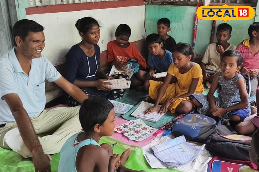 টিনের চালা ঘর থেকে পড়ে বৃষ্টির জল। তাঁর স্বপ্ন, টিনের চালা সংস্কার হলে আরও ভালোভাবে পড়ানো। পাশের জঙ্গল থেকে মাঝেমধ্যেই বেরোয় হাতির দল, ভেঙে দেয় ফসল ও ঘরবাড়ি। তবু দুর্গাপুজোতে মা-কে দেখতে যেতে চান কুসুম, সঙ্গে নিতে চান তাঁর খুদেদেরও। এদিকে, কচিকাঁচাদের মনে ঘুরপাক খায় গোপন প্রার্থনা, “মা, কুসুমদিদির যাতায়াতের পথে যেন কোনও বিপদ না হয়