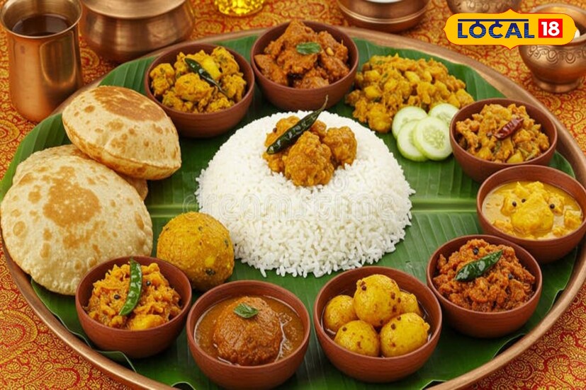 মোটকথা, শিলিগুড়ির দুর্গাপুজো এখন কেবল আলো-আলঙ্কার আর ঠাকুরদর্শনের মধ্যে সীমাবদ্ধ নেই। শহরের রেস্তোরাঁগুলো একে একে সাজিয়েছে বিশেষ পুজো মেনু। থালি থেকে ফাইন ডাইনিং—সবকিছুই পাওয়া যাবে বাজেট অনুযায়ী। ফলে এবারের পুজো ঘোরার সঙ্গে সঙ্গে পেটপুজোও হবে রসনাতৃপ্তির উৎসব। ছবি ও তথ্য : ঋত্বিক ভট্টাচার্য