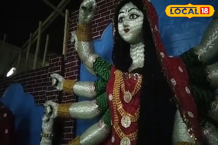 যে হাতে লোহার উপর লোহার আঘাতে ঠুকঠাক শব্দে ধাতব জিনিস, যন্ত্রাংশ তৈরি হয়, সেই হাতের নিপুণ ছোঁয়ায় দেবী দুর্গা, কালী, লক্ষ্মী, সরস্বতীর মতো প্রতিমা রূপ পান। প্রতিবছর দুর্গাপুজোর আগে শিল্পী শ্যাম জানার হাতে তৈরি প্রতিমায় কী থাকছে সেদিকে জেলার মানুষের নজর থাকে।