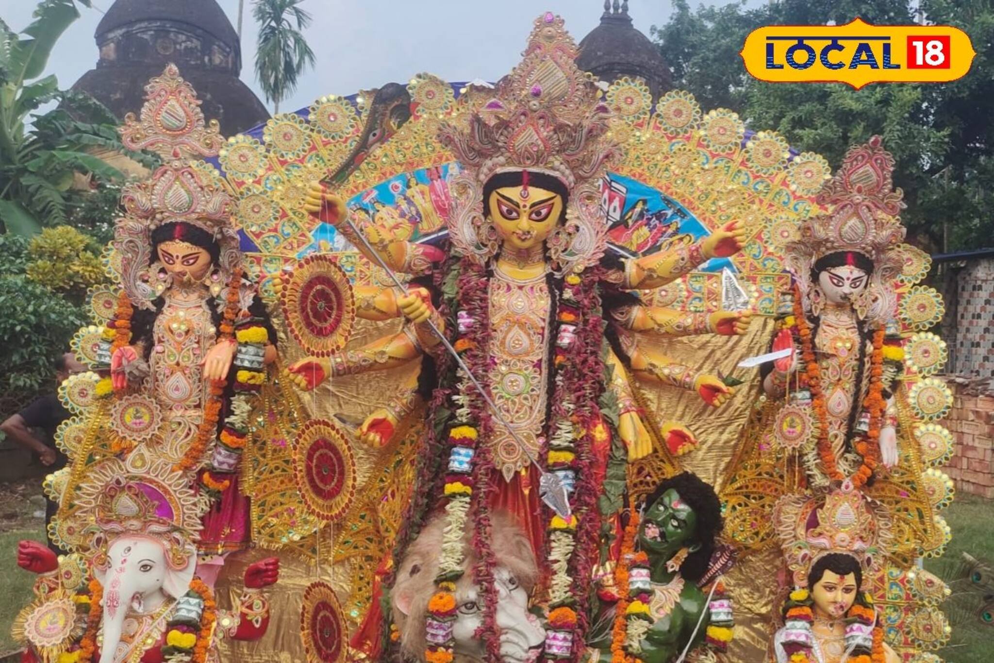 জরাজীর্ণ বাড়িতে কমেছে ৩০০ বছরের পুজোর জৌলুস, কিন্তু কালের গর্ভে তলিয়ে যায়নি ইতিহাস