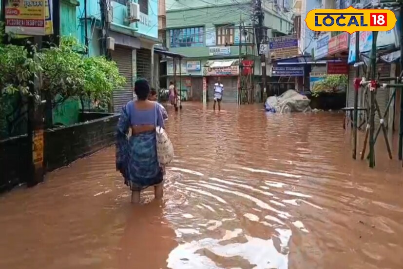 বারুইপুরের ৪ ও ১৪ নম্বর ওয়ার্ড ১৫ নম্বর ওয়ার্ড হাসপাতালে যাওযার রাস্তা জলের তলায়, হাঁটুর উপরে জল দিয়ে যেতে হচ্ছে হসপিটালে। বিরল দৃশ্যমান ছবি ধরা পড়েছে।