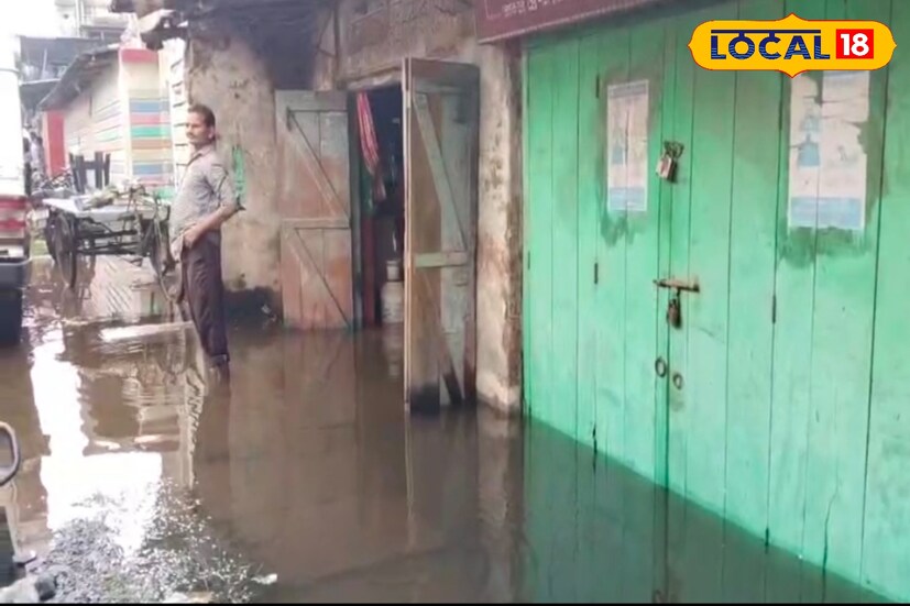 জলমগ্ন মহেশতলা বেহাল নিকাশি ব্যবস্থার কারণে একাধিক ওয়ার্ড জলমগ্ন হয়ে পড়ে চরম দুর্ভোগে বাসিন্দারা ১৯ নম্বর ওয়ার্ডের আকড়া রহমতি পাড়ার বাসিন্দাদের অভিযোগ বেহাল নিকাশির কারণে জলমগ্ন এলাকা বাড়ির দোকান ঘর রাস্তায় হাঁটু সমান জল চরম দুর্ভোগে বাসিন্দারা। (তথ্য ও ছবি: সুমন সাহা)