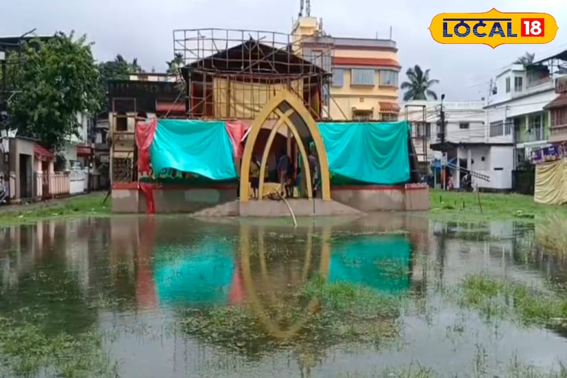 হাতেগোনা আর কয়েক দিন বাকি দুর্গাপূজার, তার আগে বৃষ্টিতে পুজো উদ্যোক্তাদের কপালে ভাঁজ। কীভাবে শেষ করবেন মণ্ডপের কাজ তা ভেবে উঠতে পারছেন না উদ্যোক্তারা। রাতভর বৃষ্টিতে জল জমে বিপত্তি মণ্ডপের সামনে। মূলত বঙ্গোপসাগরে তৈরি হওয়া নিম্নচাপের কারণেই এমন ভয়ঙ্কর পরিস্থিতি। (তথ্য ও ছবি: সুমন সাহা)