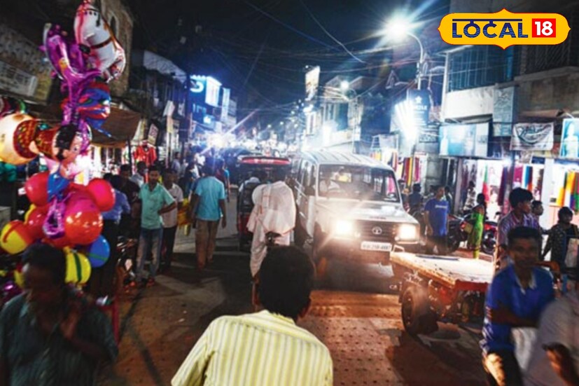 শহর কলকাতার পাশাপাশি উত্তর ২৪ পরগণার বসিরহাট শহরও আজ থিমের ছোঁয়ায় মেতে উঠেছে দুর্গোৎসবে। একাধিক ক্লাবের থিম পুজো দেখতে যেমন মানুষের ভিড় জমছে, তেমনি জমে উঠছে উৎসবের আনন্দও। কিন্তু ঠাকুর দেখা মানেই তো শুধু শিল্পকলা নয়, তার সঙ্গে চাই পেটপুজো। আর সেই কারণেই বসিরহাট শহরের নানা প্রান্তে সাজানো রয়েছে সুস্বাদু খাবারের সম্ভার।