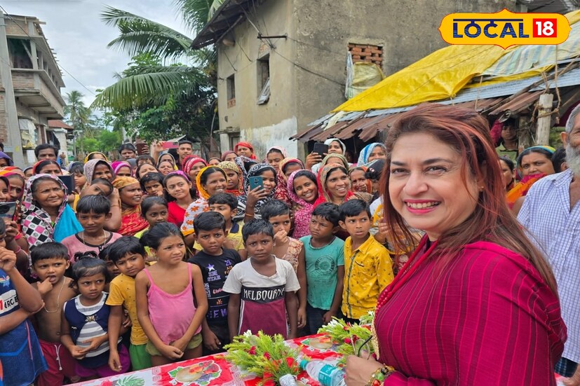 সোশ্যাল মিডিয়ায় ইতিমধ্যেই ঝড় তুলেছে এই ফটোশ্যুট। নিজের প্রোফাইল পিকচার হিসেবেও রেখেছেন শতাব্দী রায়। সরলতার বার্তা দিয়ে তিনি পুজোর আবহে এক আলাদা আবেদন এনেছেন। ছবি ও তথ্য: সুদীপ্ত গড়াই