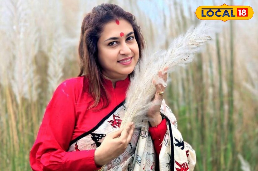 এ বছর বীরভূমের সিউড়ির কাশবনে ধরা পড়ল এক ভিন্ন ছবি। সাধারণ দেবীর সাজে ফটোশ্যুট করলেন সাংসদ ও অভিনেত্রী শতাব্দী রায়। সাদা-লাল শাড়ি, হাতে কাশফুল অতিরিক্ত আড়ম্বর ছাড়াই অনিন্দ্য সুন্দর সেই মুহূর্ত। ছবি ও তথ্য: সুদীপ্ত গড়াই