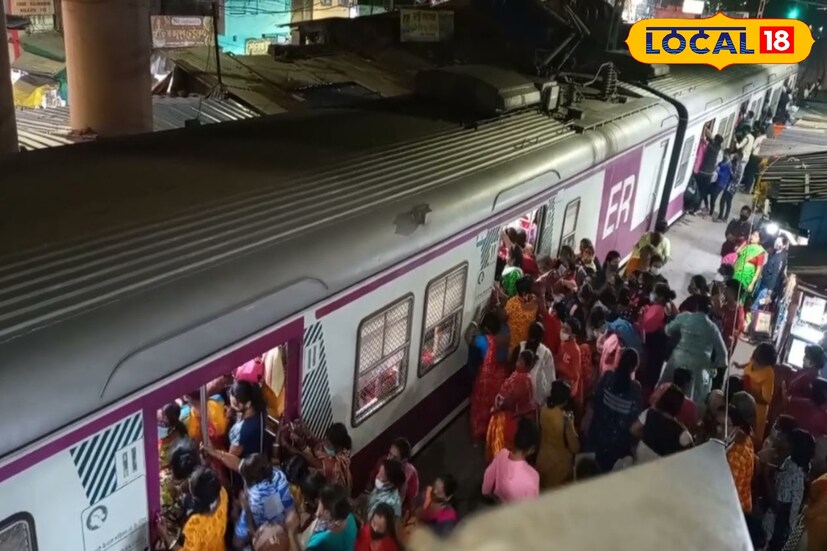 অফিস থেকে ফেরা নিত্যযাত্রীদের দীর্ঘক্ষণ স্টেশন ও ট্রেনের ভেতরে দাঁড়িয়ে থাকতে হচ্ছে। এভাবে হঠাৎই লোকাল ট্রেন গুলি দাঁড়িয়ে যাওয়ায় পরিস্থিতি আরও জটিল হয়ে উঠেছে 