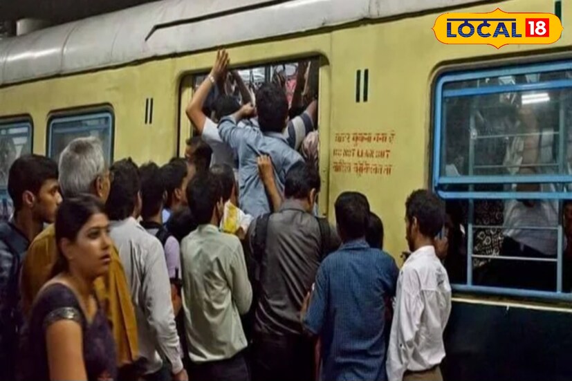 এর জেরে ডাউন লাইনেও একের পর এক ট্রেন দাঁড়িয়ে গিয়েছে। শিয়ালদহ থেকে বনগাঁ এবং বনগাঁ থেকে শিয়ালদহগামী ট্রেনগুলি পরপর স্টেশন গুলিতে দাঁড়িয়ে। যাত্রীদের ব্যাপক ভিড় লক্ষ্য করা যায় স্টেশনগুলিতে।