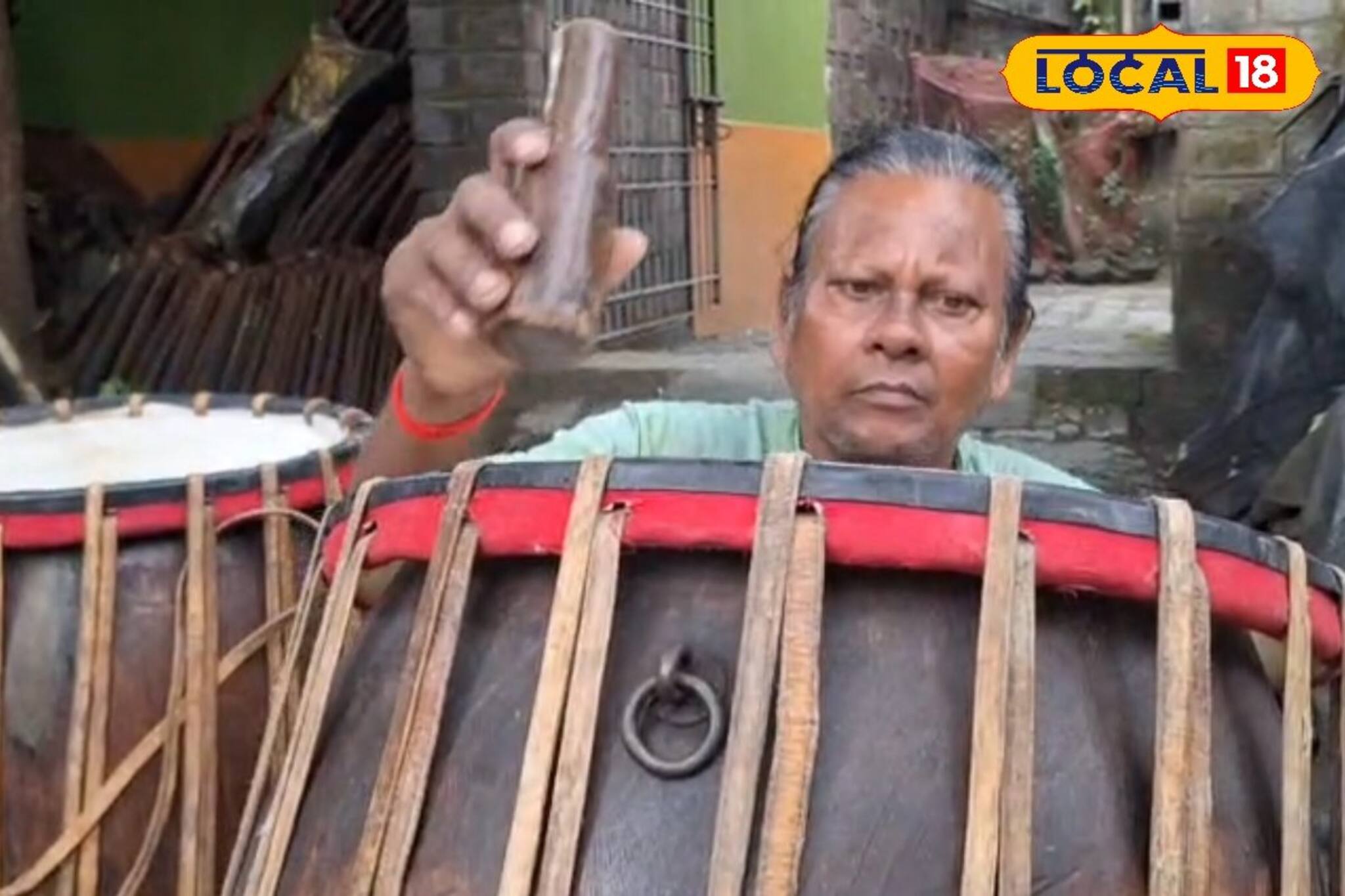 ‘বাজিয়ের কদর নেই’, রাশিয়ায় ঢাক বাজিয়ে এসেও ঘর চালাতে টোটো! এখন কী অবস্থা লালু ঢাকির