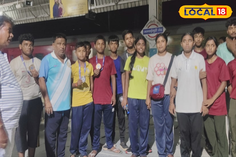 ঝাড়গ্রামে অনুষ্ঠিত রাজ্য বিদ্যালয় তীরন্দাজি প্রতিযোগিতায় ঝলসে উঠল জলপাইগুড়ির প্রতিভারা। রাজ্যের বিভিন্ন প্রান্ত থেকে অংশগ্রহণকারীরা এলেও পদক তালিকায় শীর্ষে উঠে এল উত্তরবঙ্গের এই জেলার কিশোর কিশোরীরা।